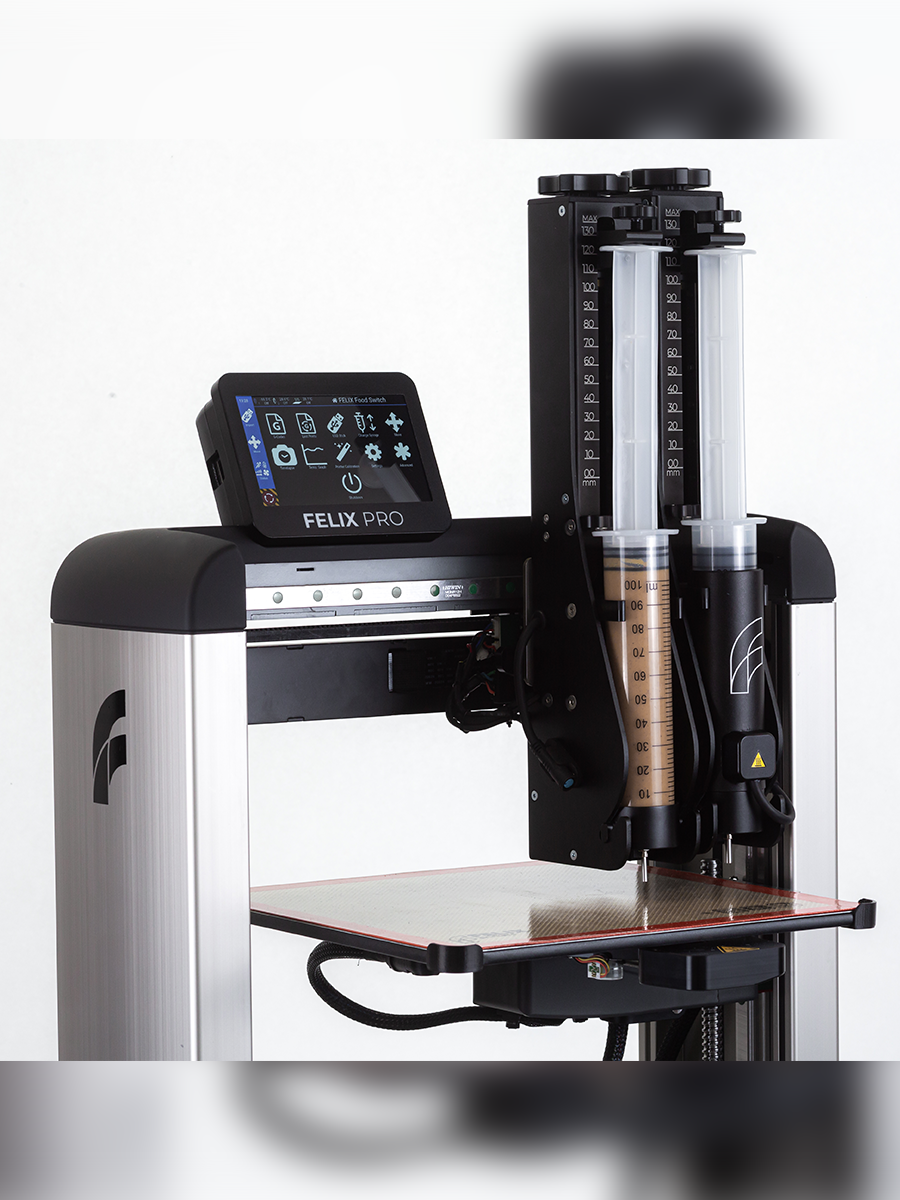 	Close-up dual plastic basic syringes in Felix Switch 3D food printer – easy-refill nozzles for smooth dual-head prints