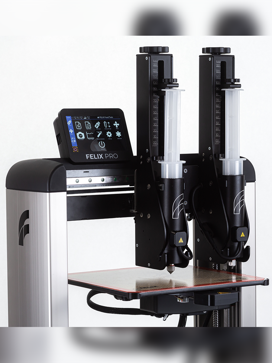 Close-up dual plastic basic syringes in Felix TwinHead – easy-refill nozzles for smooth simultaneous food prints